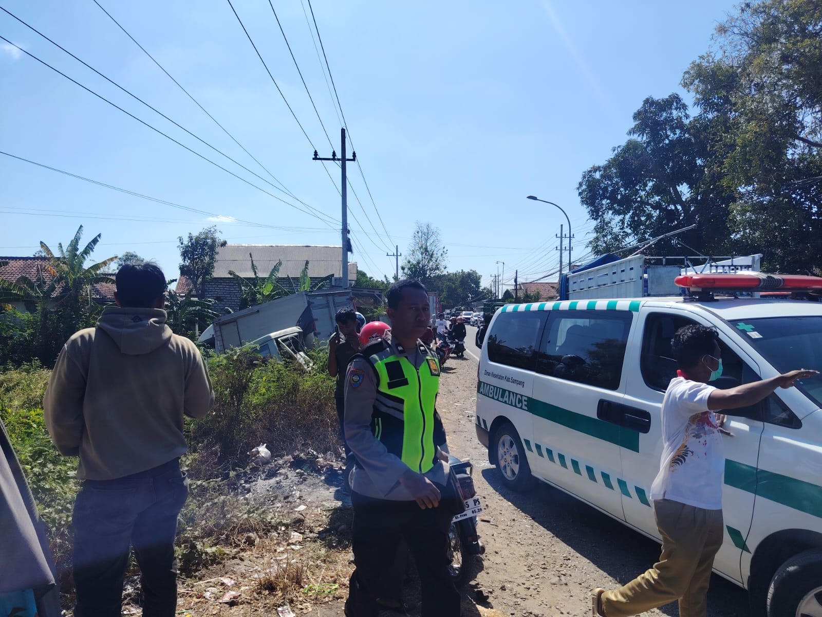 Hindari Kendaraan dari Arah Berlawanan, Truk Box Pemicu Tabrakan Beruntun di Jrengik Sampang hingga Terperosok ke Sawah