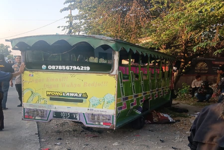 Odong-Odong Tabrak 2 Motor di Menganti Gresik, 1 Orang Tewas dan 2 Luka