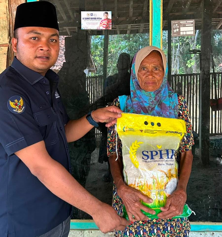 PAN Berbagi di HUT ke-28, Seribu Paket Sembako Disalurkan untuk Warga Robatal