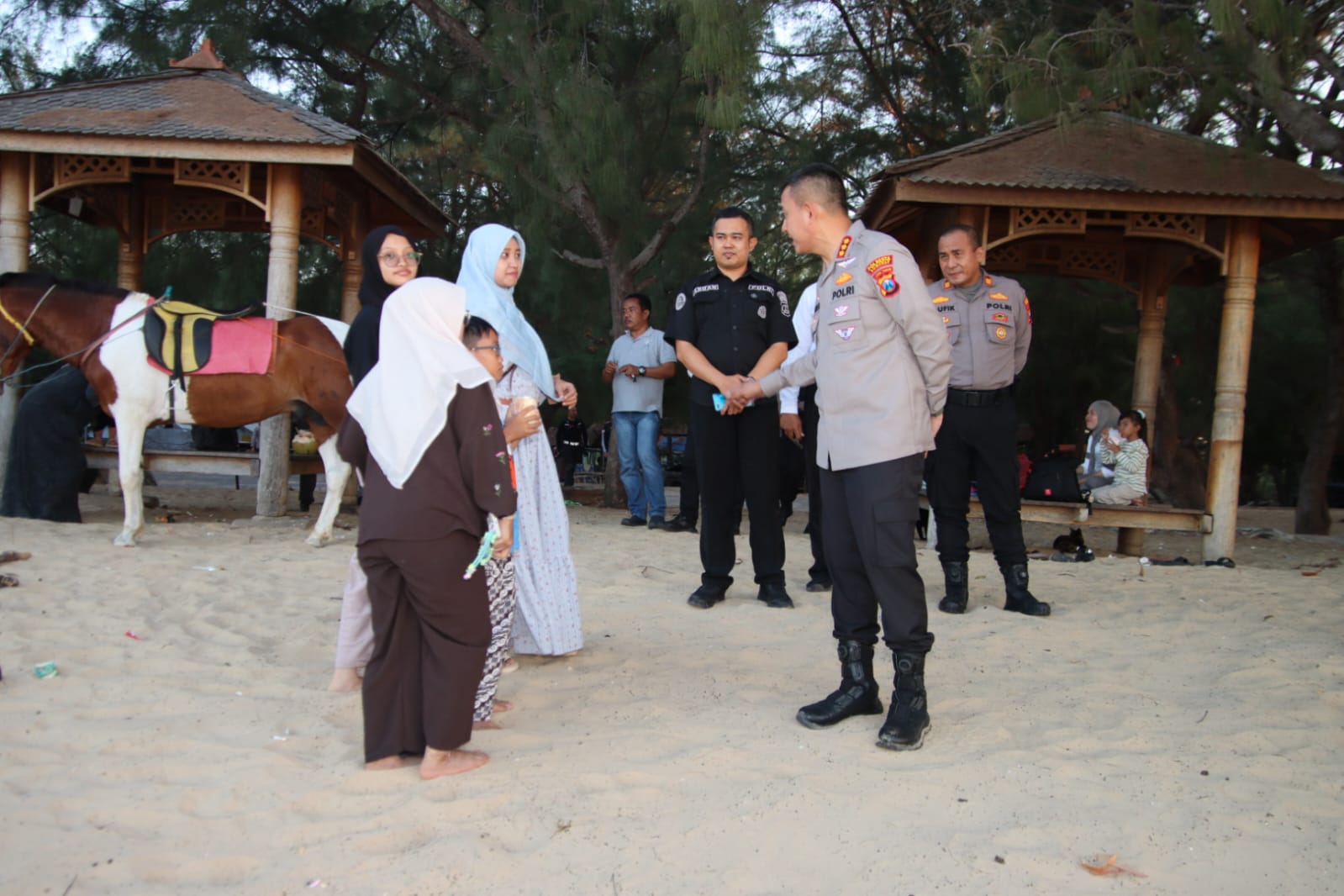 Kapolresta Sumenep Sapa Wisatawan di Pantai Lombang, Patroli Harkamtibmas Jaga Kamtibmas