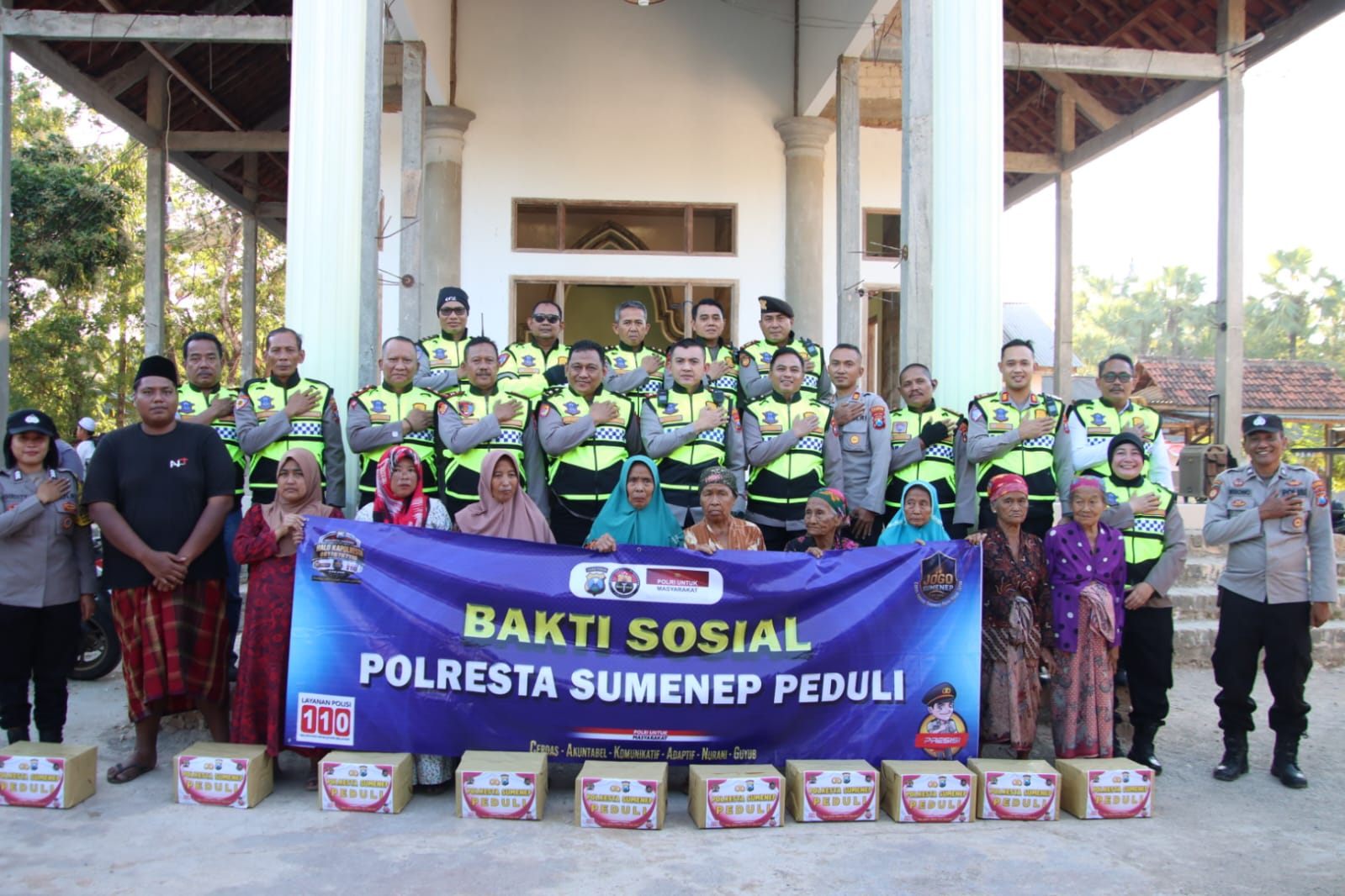 Sumenep Peduli, Kapolresta Sumenep Salurkan Bantuan Sembako untuk Warga Nyabakan Barat