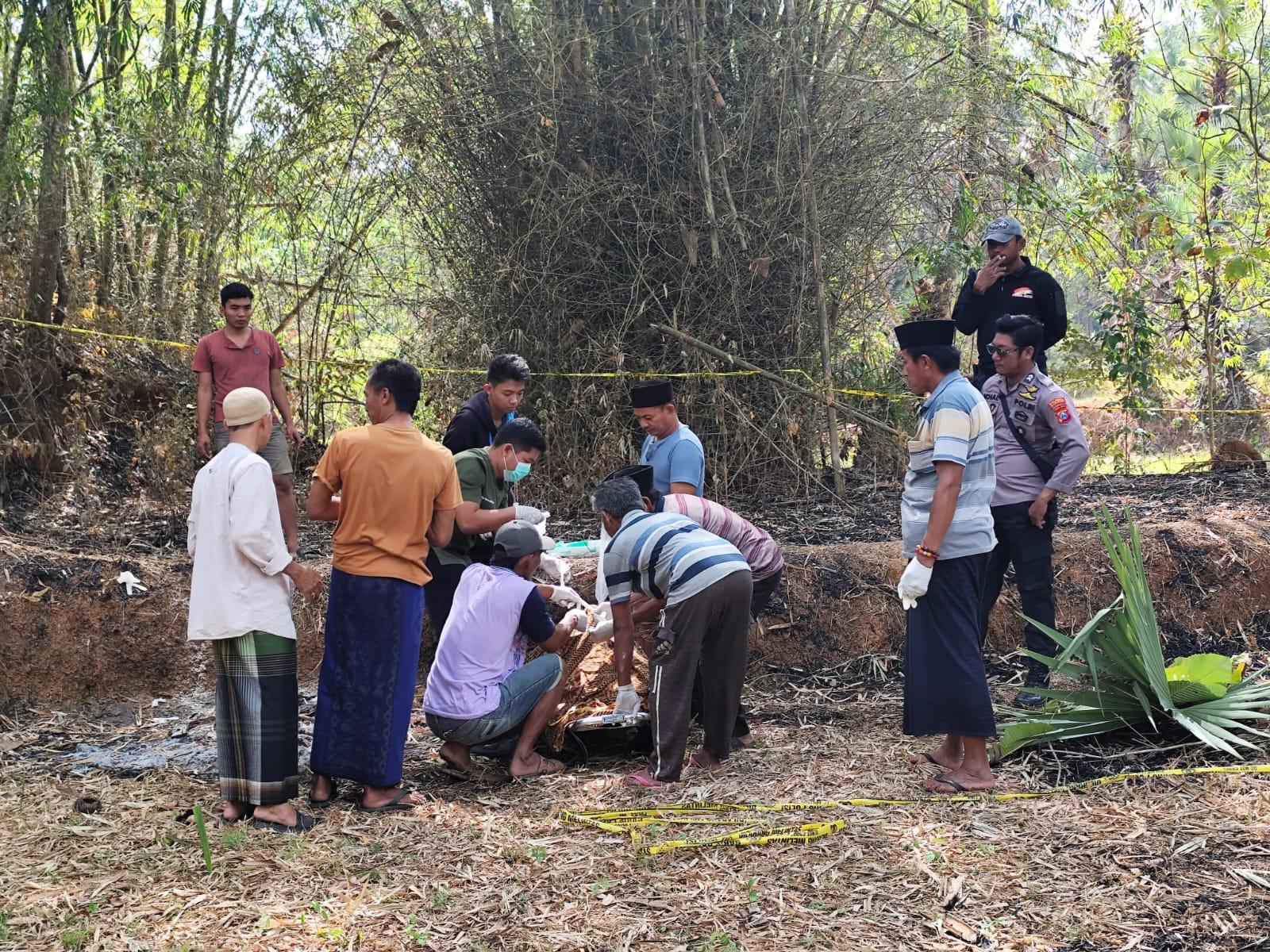Warga Temukan Mayat Perempuan Terbakar di Batang-Batang Sumenep, Polisi Olah TKP