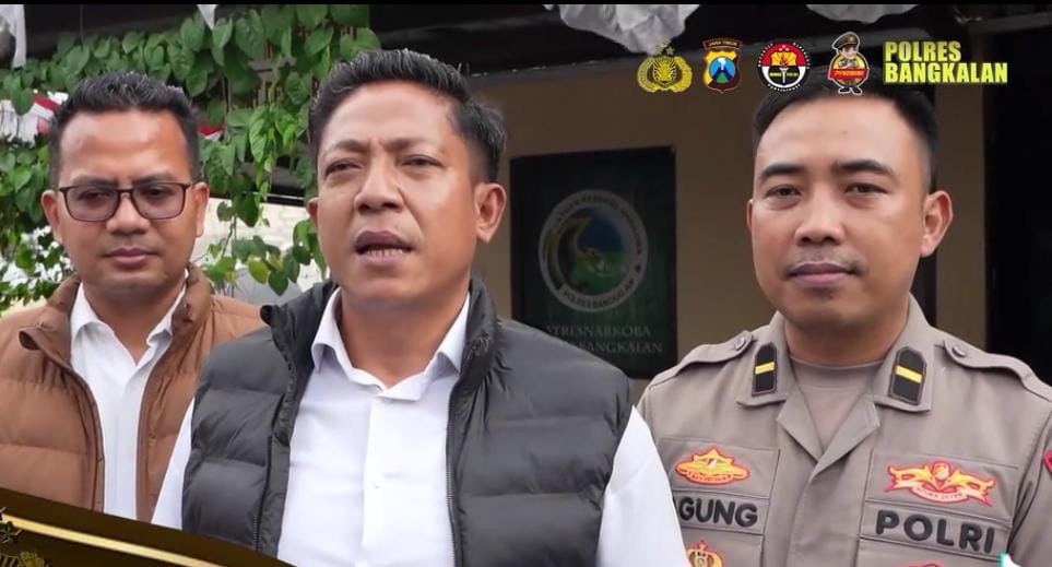 22 Klip Sabu Disembunyikan di Kulkas, Satresnarkoba Polres Bangkalan Amankan Dua Pria di Arosbaya