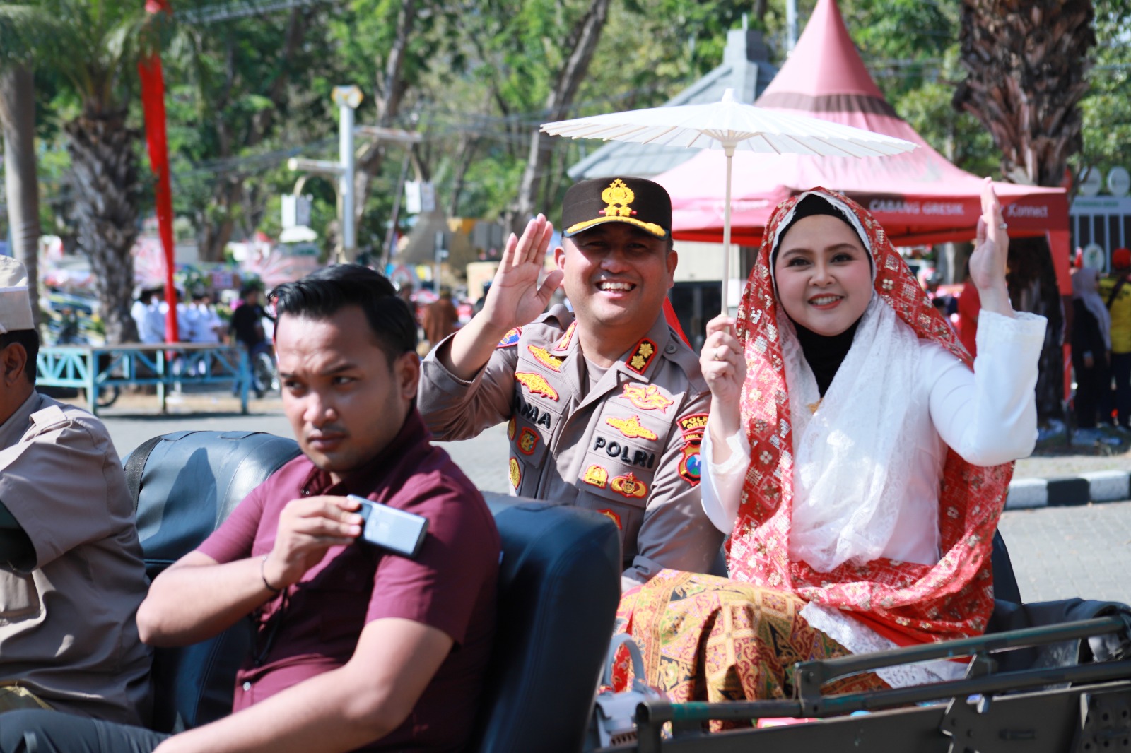 Gresik Merdeka Carnival 2026: Kapolres Gresik Naik Mobil Klasik Ajak Warga “Jogo Gresik”
